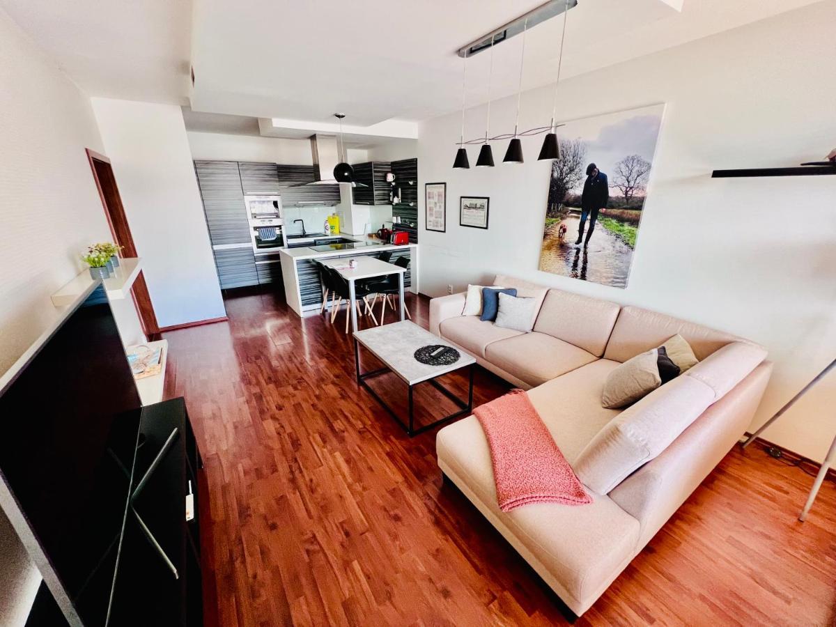 Bl Luxury Apartment, 24Hr Self Check-In, Free Private Garage Parking, Panoramic Views From Balcony, 5 Minute Walk To City Center Banská Bystrica Exterior foto